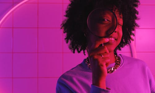 Frau schaut durch Lupe Frau schaut durch Lupe