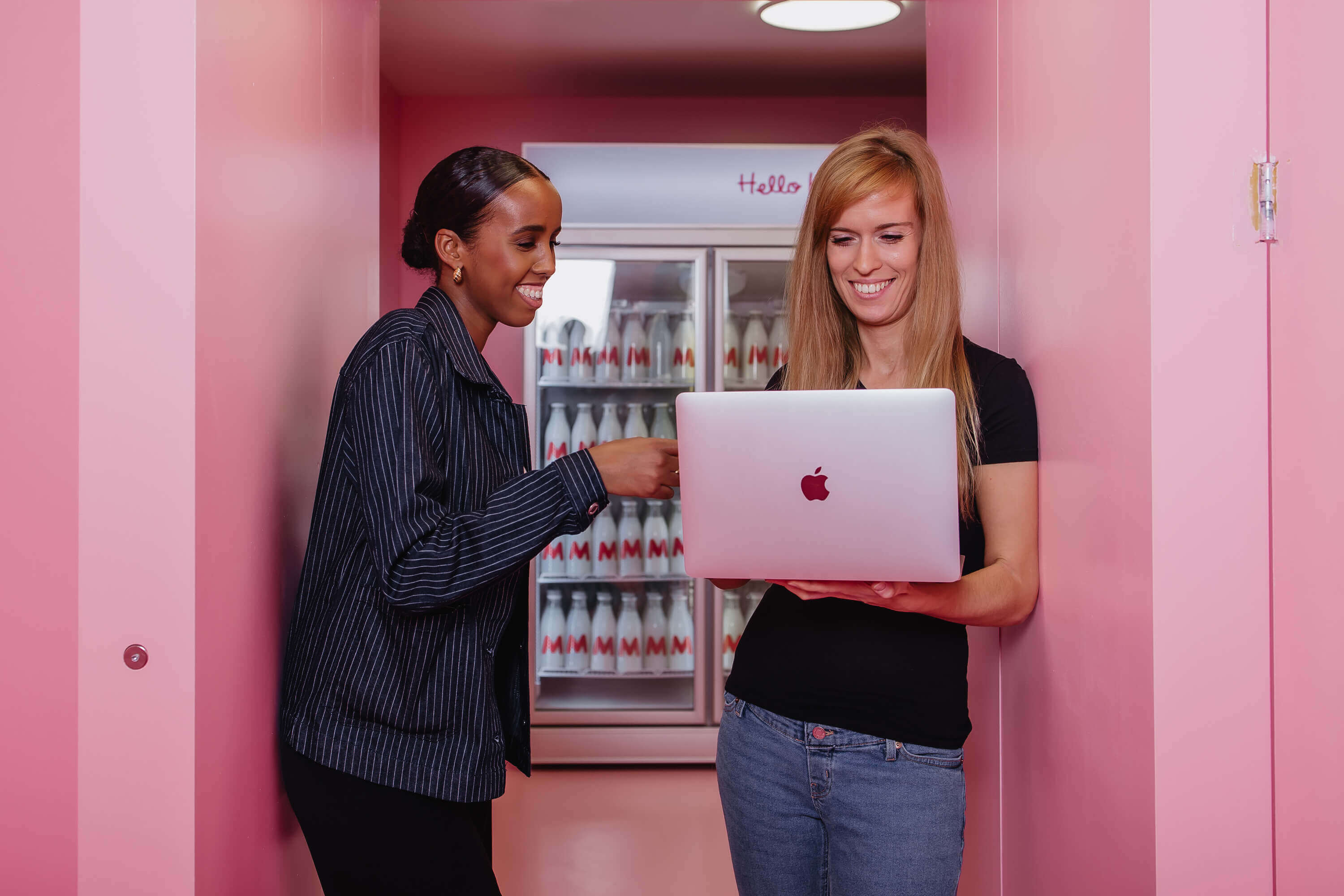 Samiya und Janina an einer Keyword-Recherche