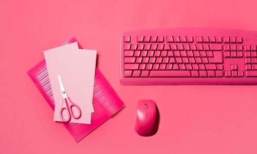 Pinke Tastatur und Büroartikel Pinke Tastatur und Büroartikel