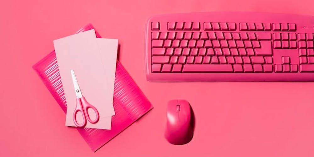 Pinke Tastatur und Büroartikel Pinke Tastatur und Büroartikel
