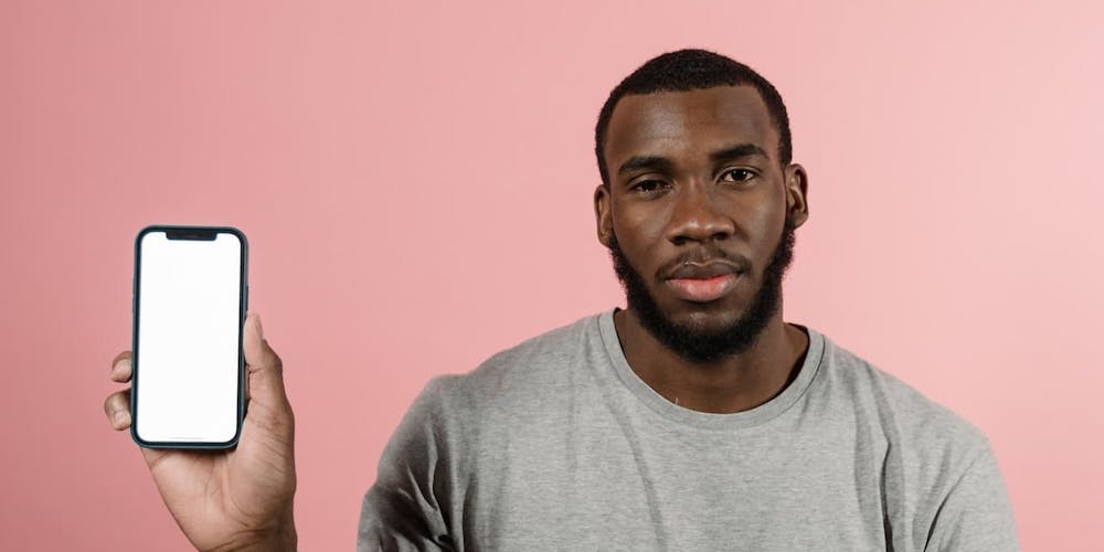 Mann hält Smartphone in der Hand Mann hält Smartphone in der Hand