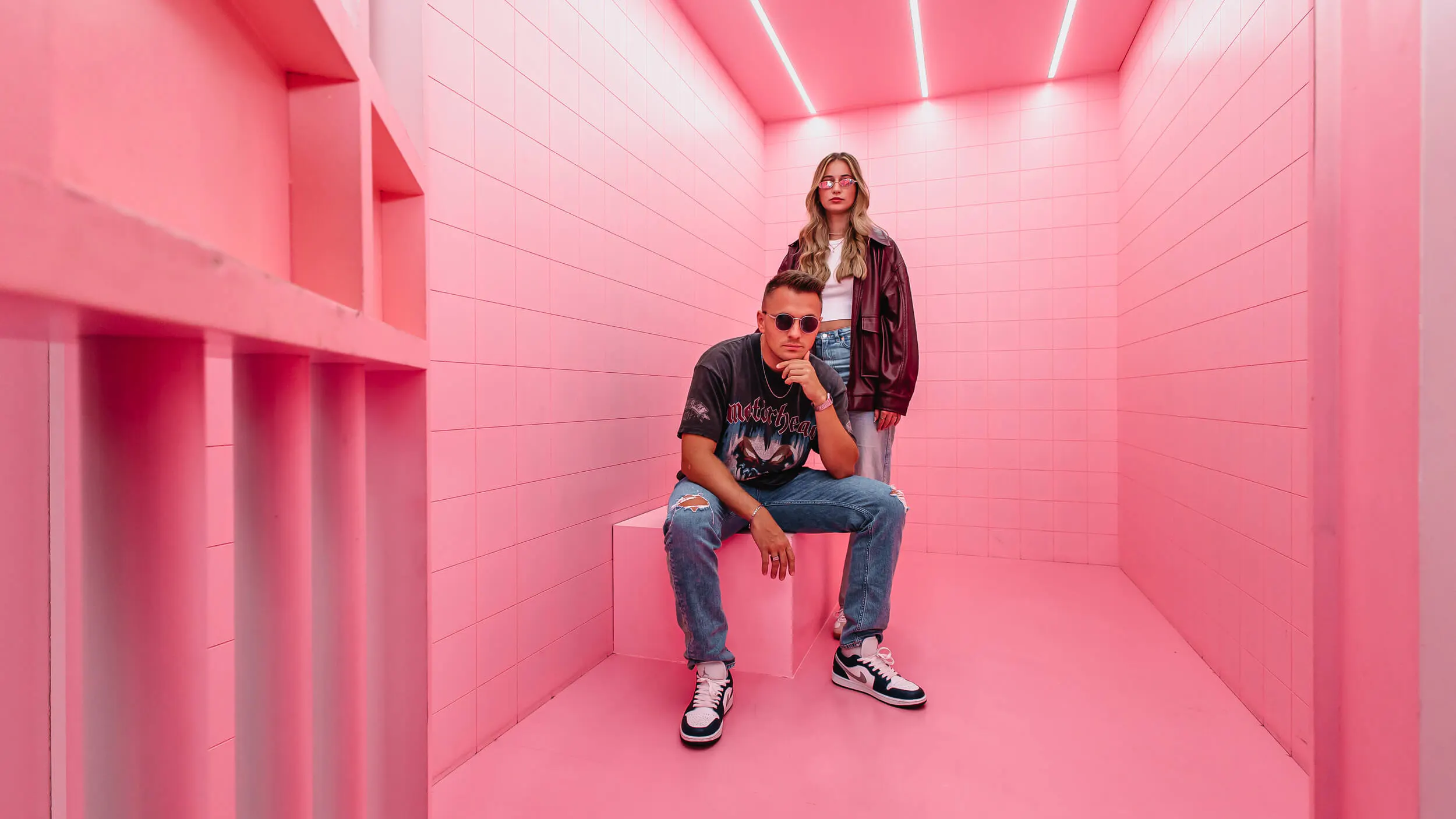 Zwei Mitarbeiter der TikTok Agentur Exportarts in einem pinken Raum