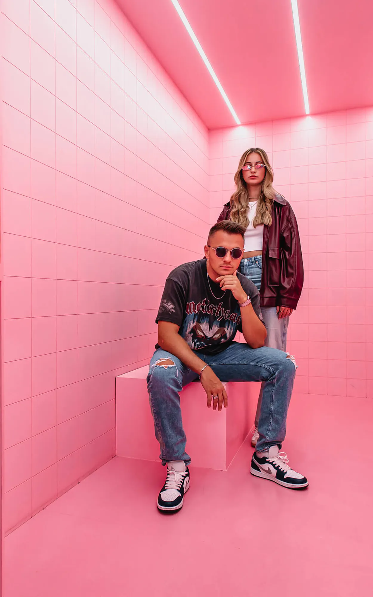 Zwei Mitarbeiter der TikTok Agentur Exportarts in einem pinken Raum