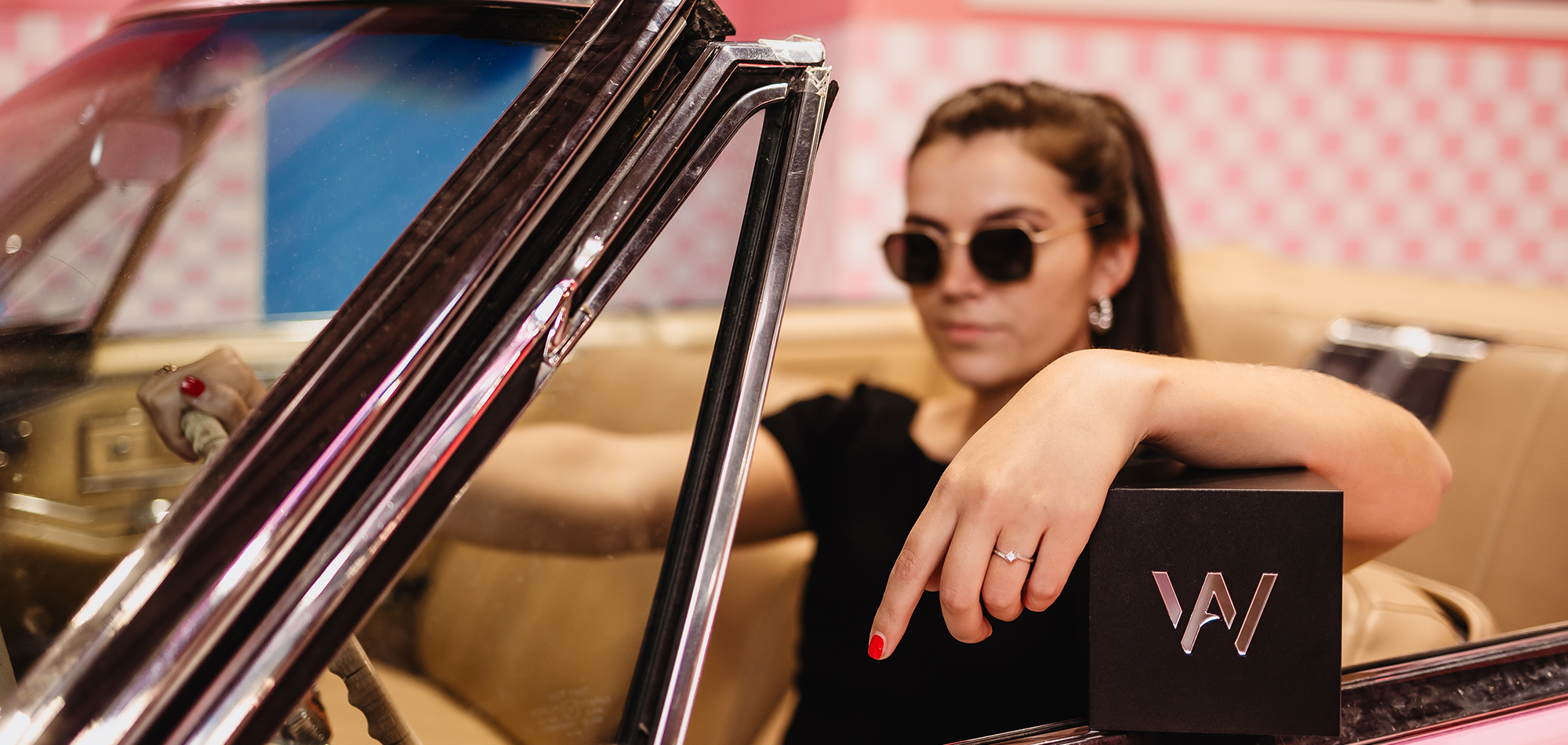 Mitarbeiterin der Instagram Agentur Exportarts in Cabrio mit Award