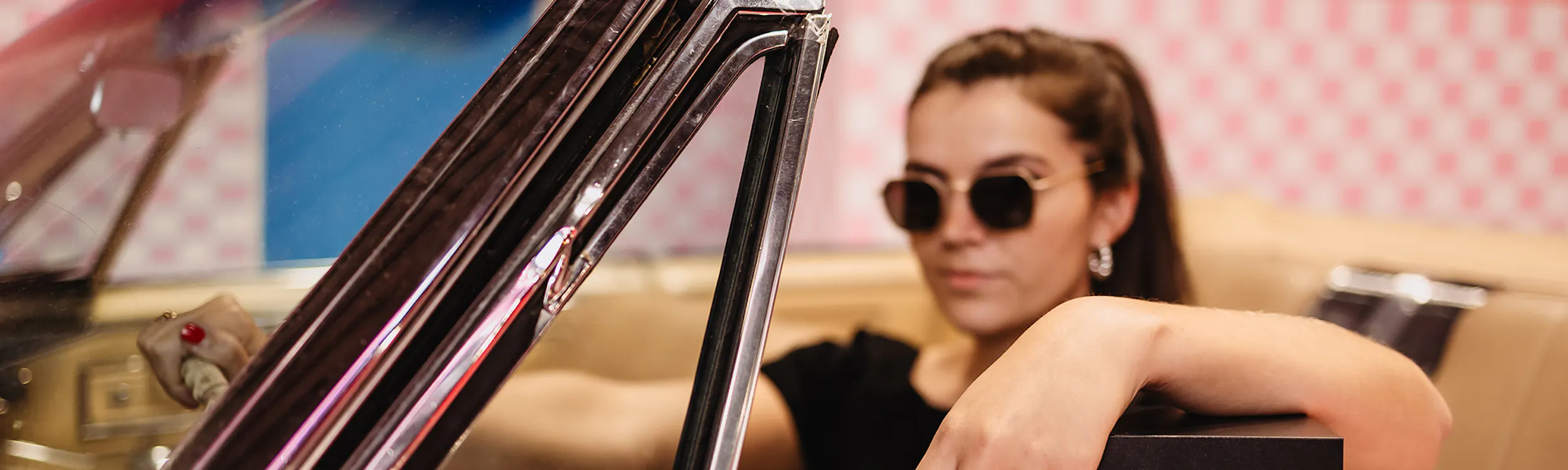 Mitarbeiterin der Instagram Agentur Exportarts in Cabrio mit Award