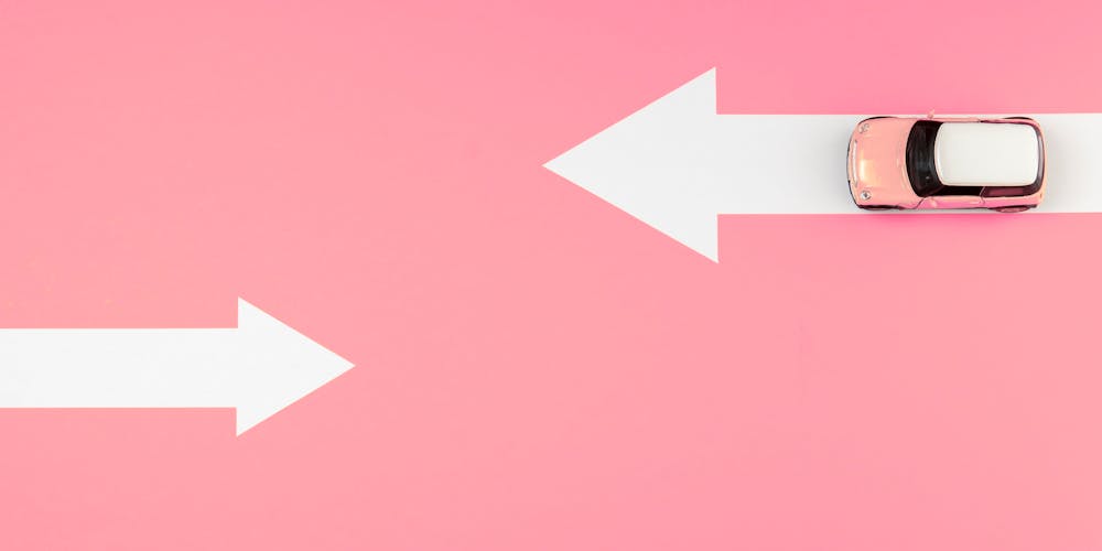 Auto auf weißen Pfeilen auf pinkem Hintergrund Auto auf weißen Pfeilen auf pinkem Hintergrund