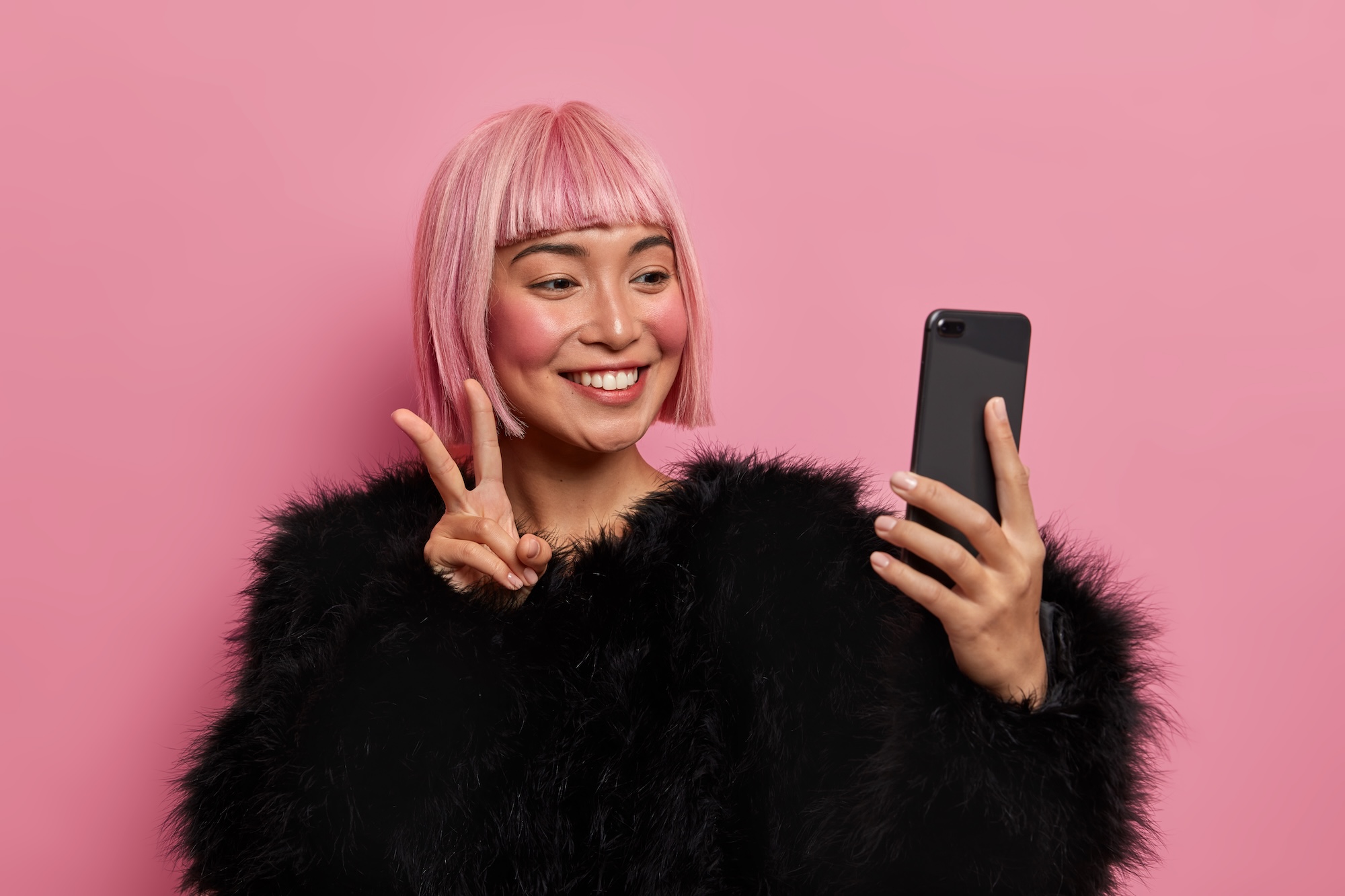 Influencerin mit Smartphone in der Hand