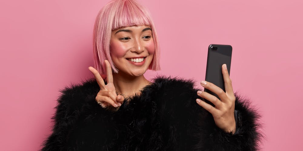 Influencerin mit Smartphone in der Hand Influencerin mit Smartphone in der Hand
