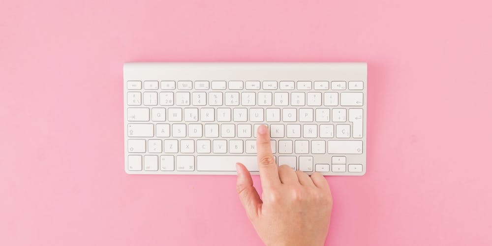 Weiße Tastatur auf pinkem Hintergrund Weiße Tastatur auf pinkem Hintergrund