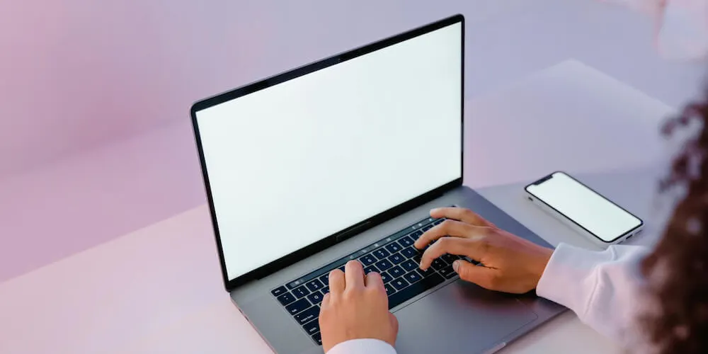 Frau sitzt am Laptop Frau sitzt am Laptop