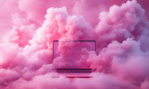 Offener Laptop in pinker Wolkenlandschaft als Symbolbild für kreative Webdesign-Trends 2026 und digitale Zukunft Offener Laptop in pinker Wolkenlandschaft als Symbolbild für kreative Webdesign-Trends 2026 und digitale Zukunft