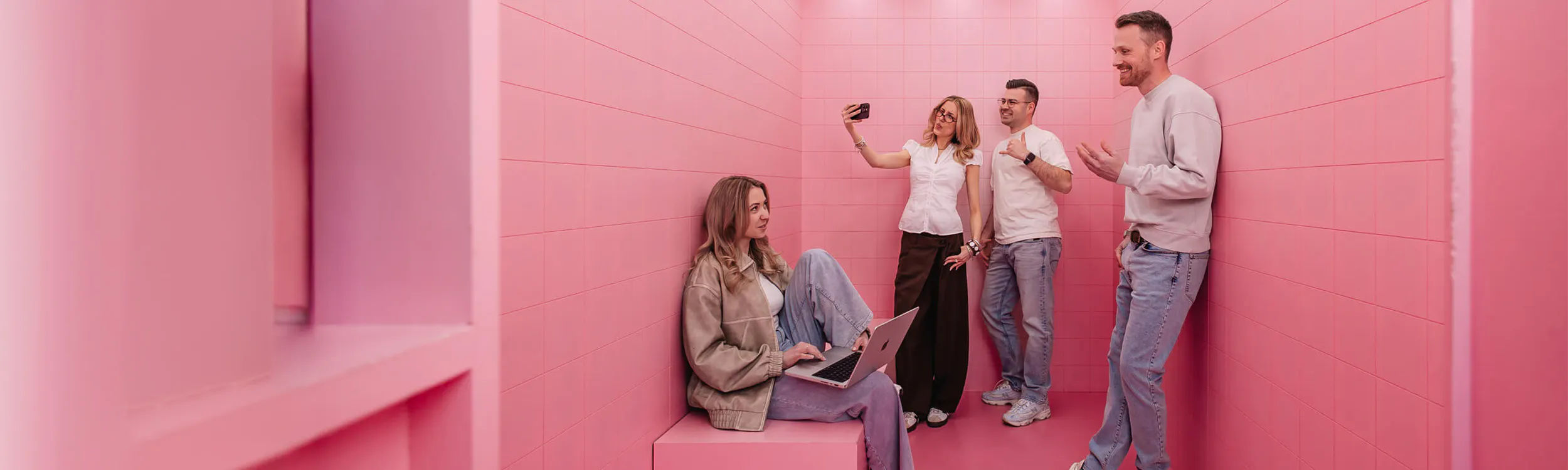 Exportarts Team macht Selfies in einem pinken Raum