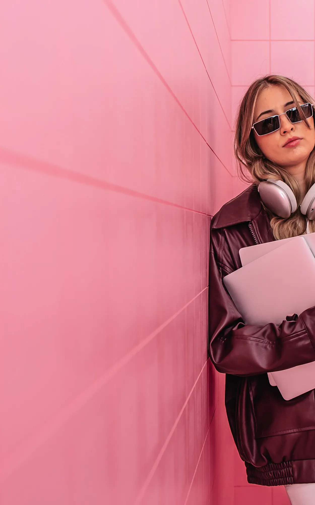 Head of SEO & GEO vor pinkfarbener Wand – Beratung für KI-Sichtbarkeit bei Exportarts