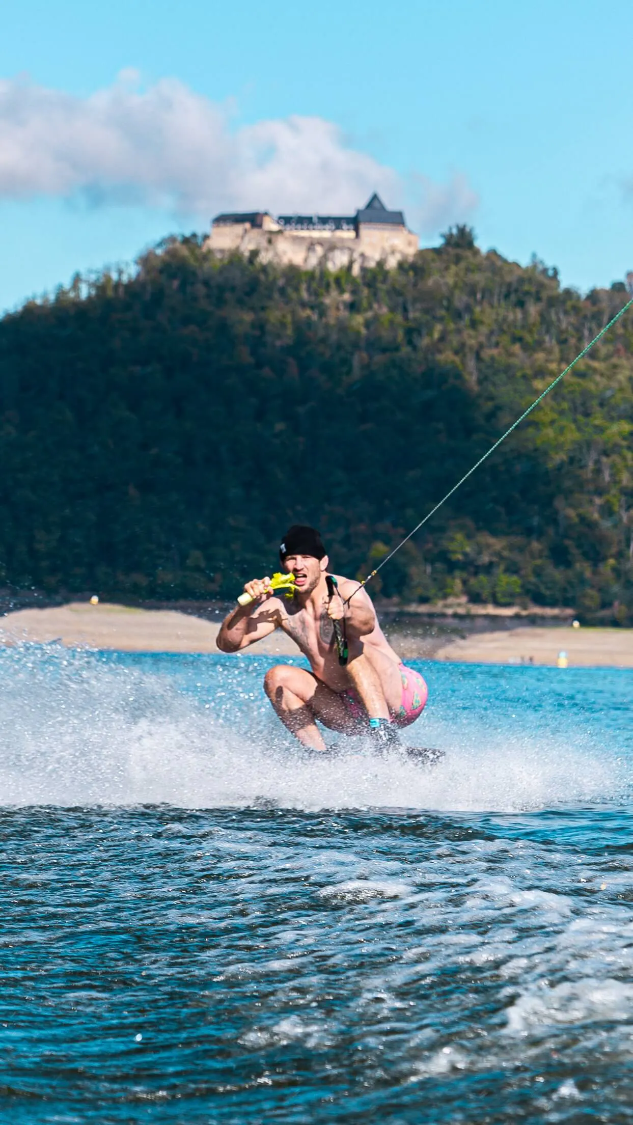 Stephan Pütz isst Sellerie auf einem Wakeboard auf dem Edersee