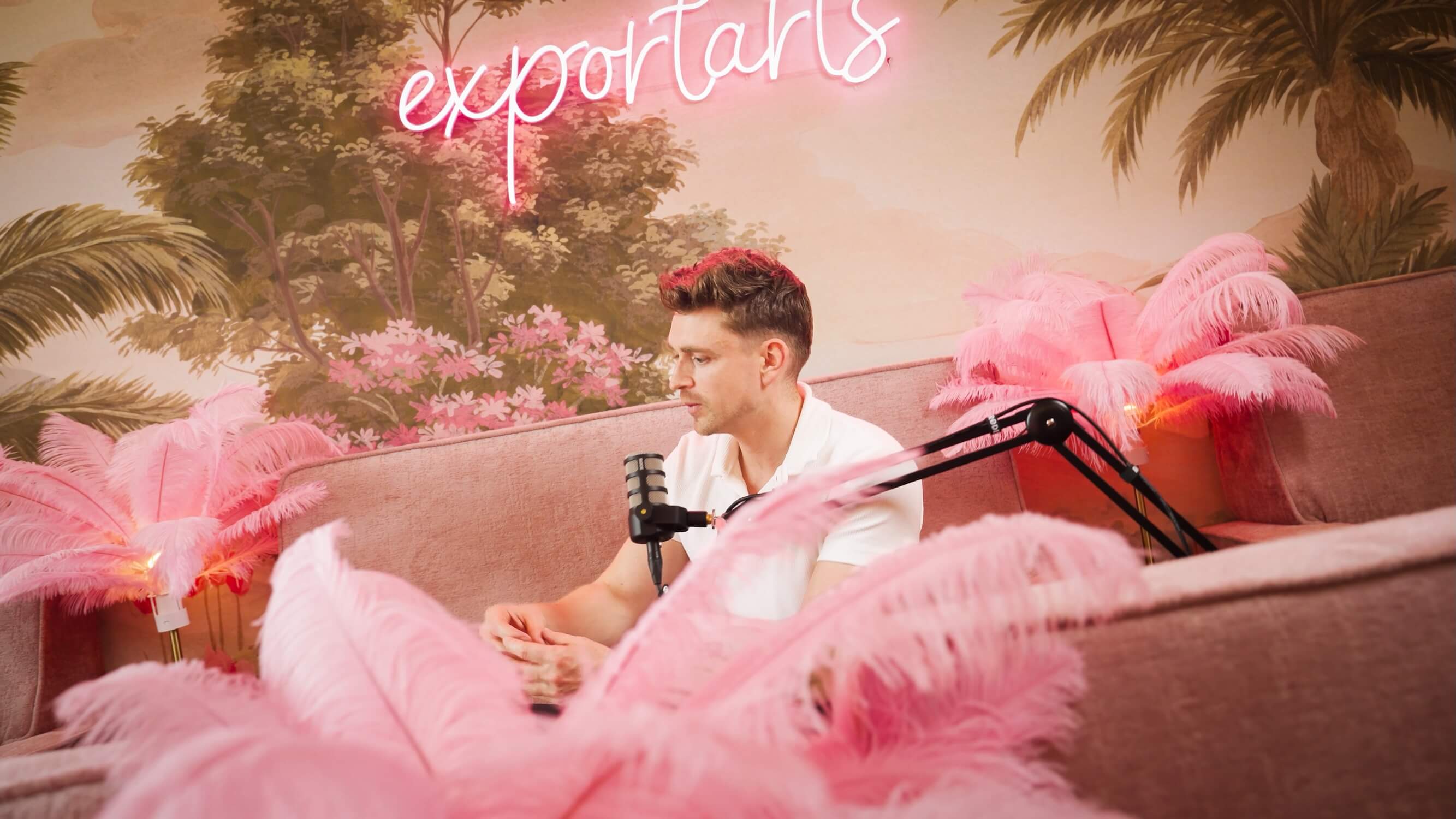 Christoph Müller bei einer Podcastaufnahme im Exportarts Büro