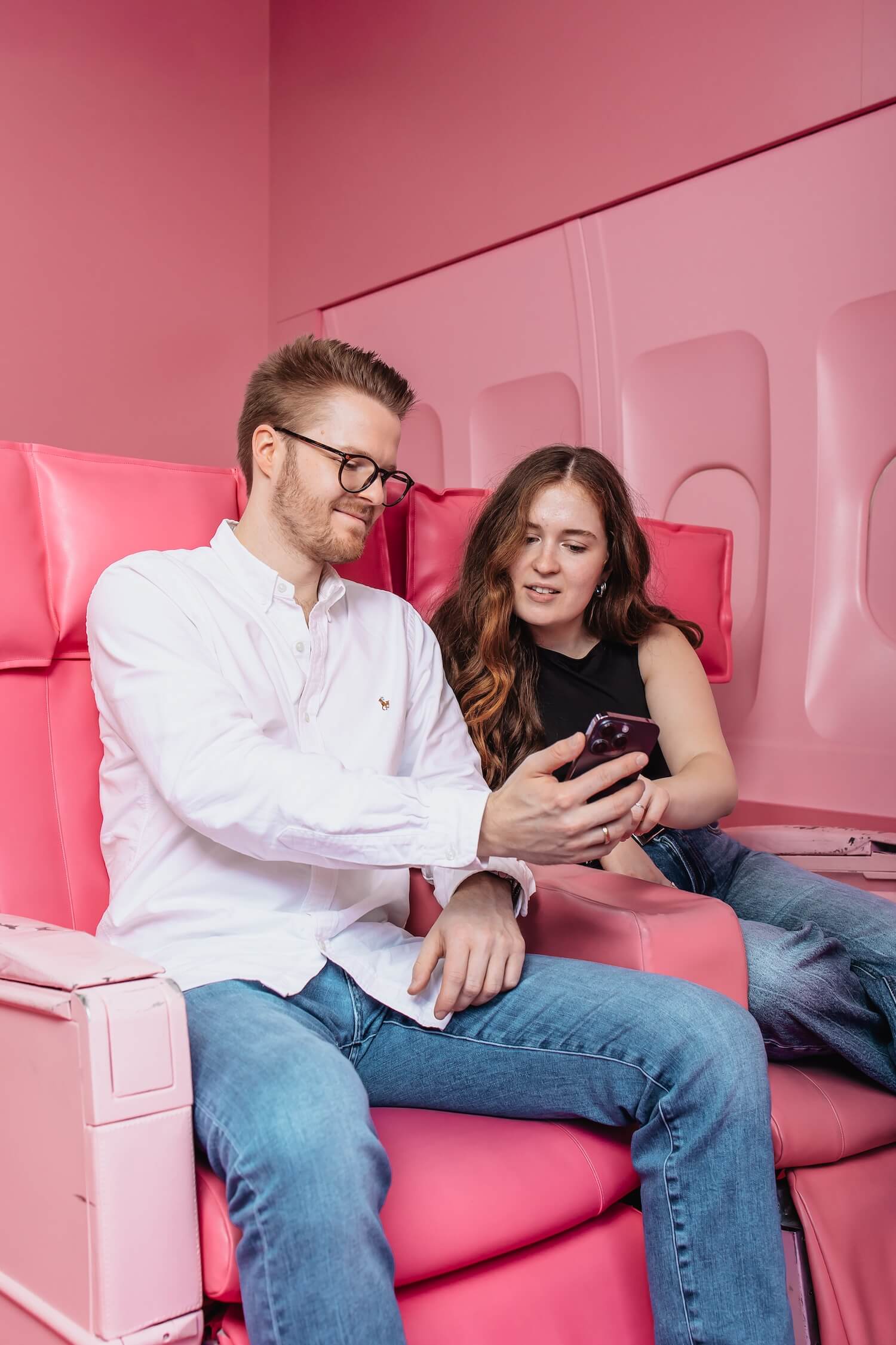 Tim und Elli von Exportarts bei der Aufnahme des Online Marketing Podcasts im Flugzeug