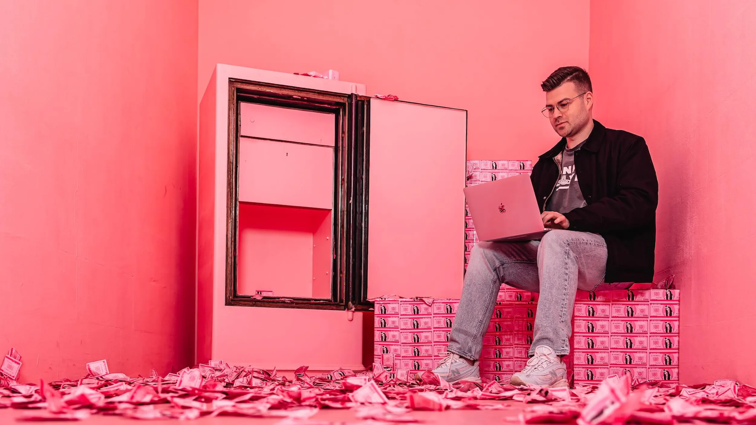Luca von der ChatGPT Ads Agentur Exportarts im Tresorraum