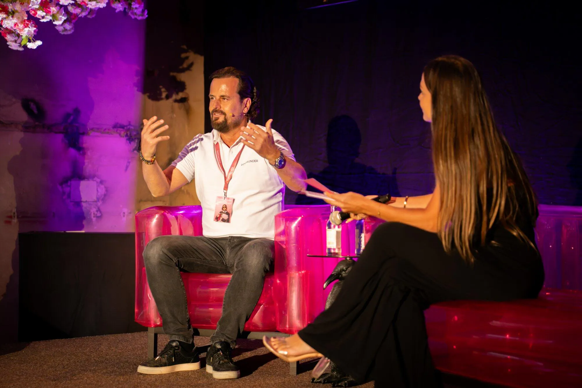 Zwei Personen im Gespräch auf der Bühne bei Kassels Online Marketing Event