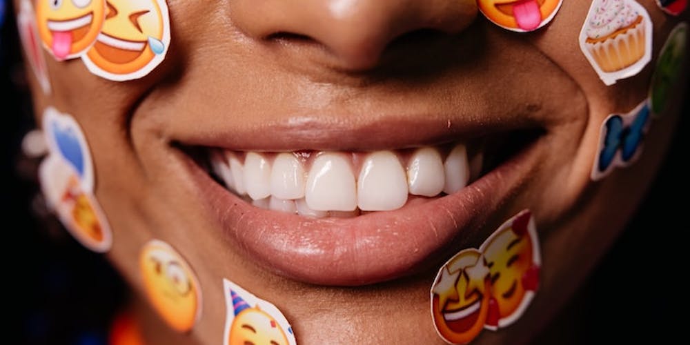 Frau mit Emojis im Gesicht Frau mit Emojis im Gesicht