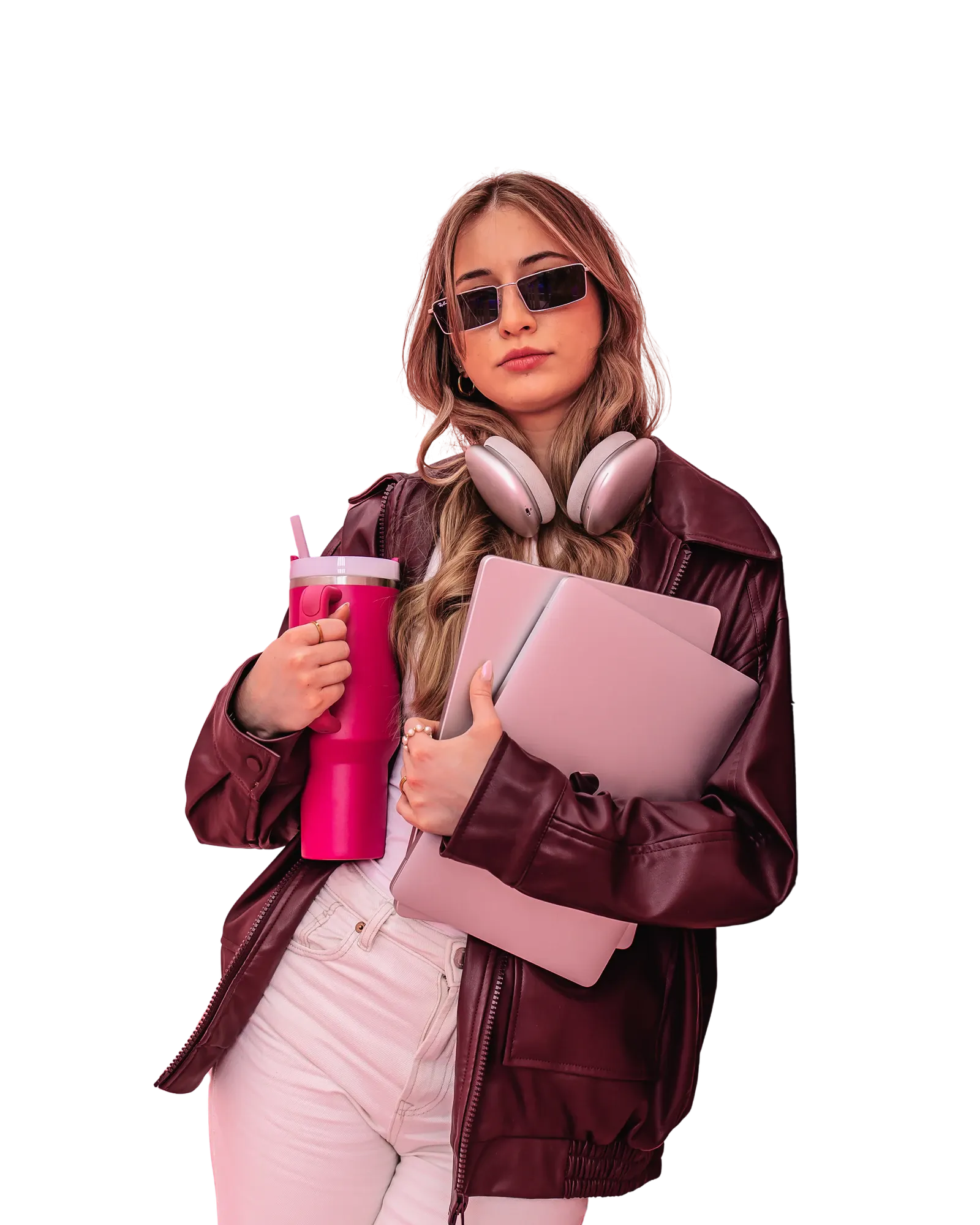 Exportarts Mitarbeiterin lehnt mit Macbook an eine pinke Wand