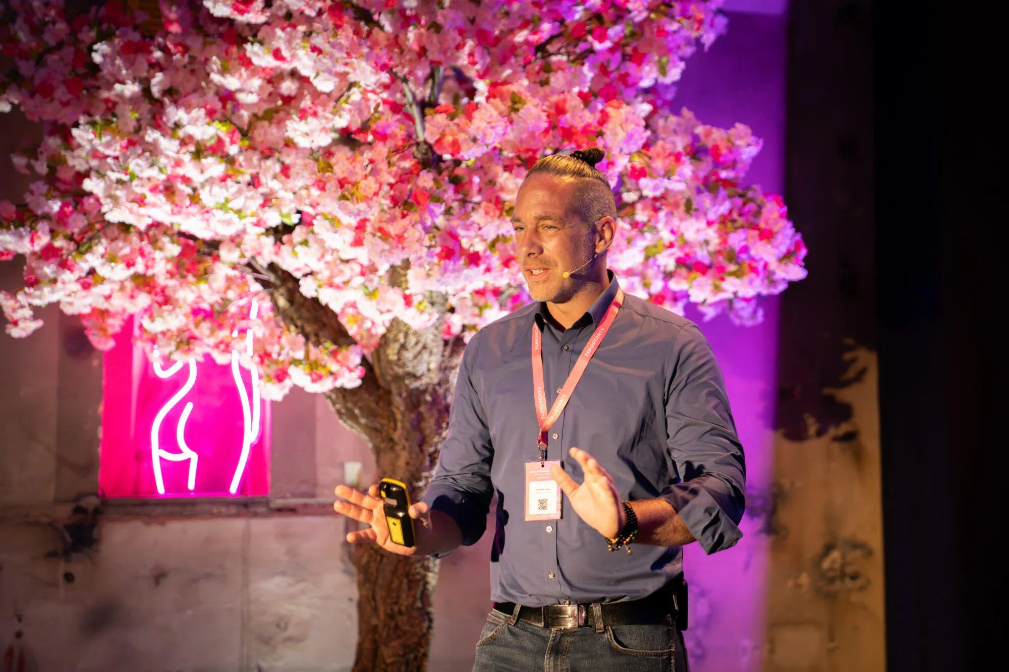 Christopher Leeser auf der Bühne bei Kassels Online Marketing Event
