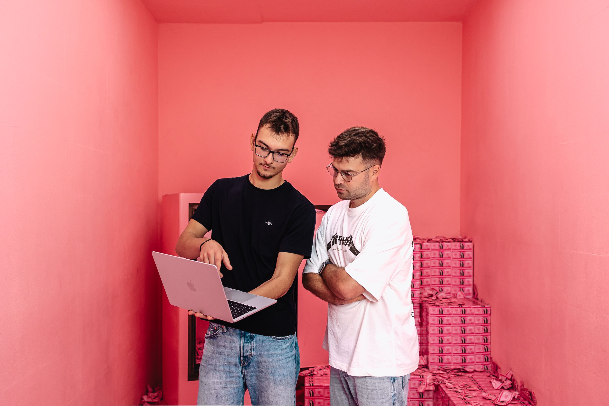 Zwei Mitarbeiter der Storyblok Agentur Exportarts in einem pinken Tresor