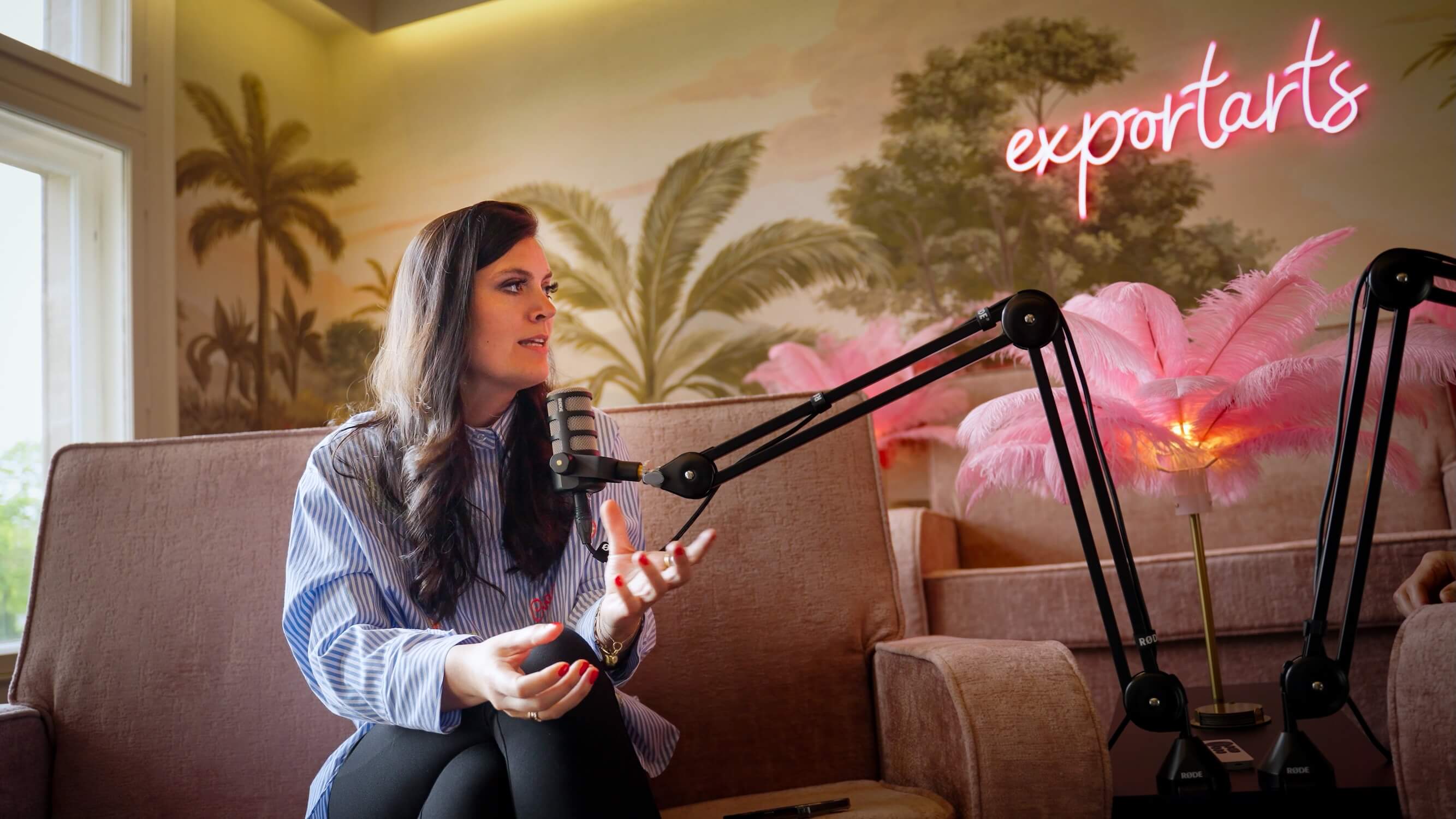 Swetlana, Head of Social Media, bei einer Podcastaufnahme im Exportarts Büro