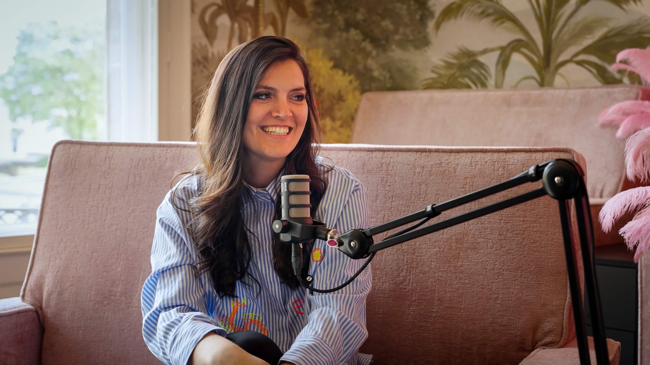 Swetlana, Head of Social Media bei Exportarts, bei einer Podcastaufnahme im Exportarts Büro