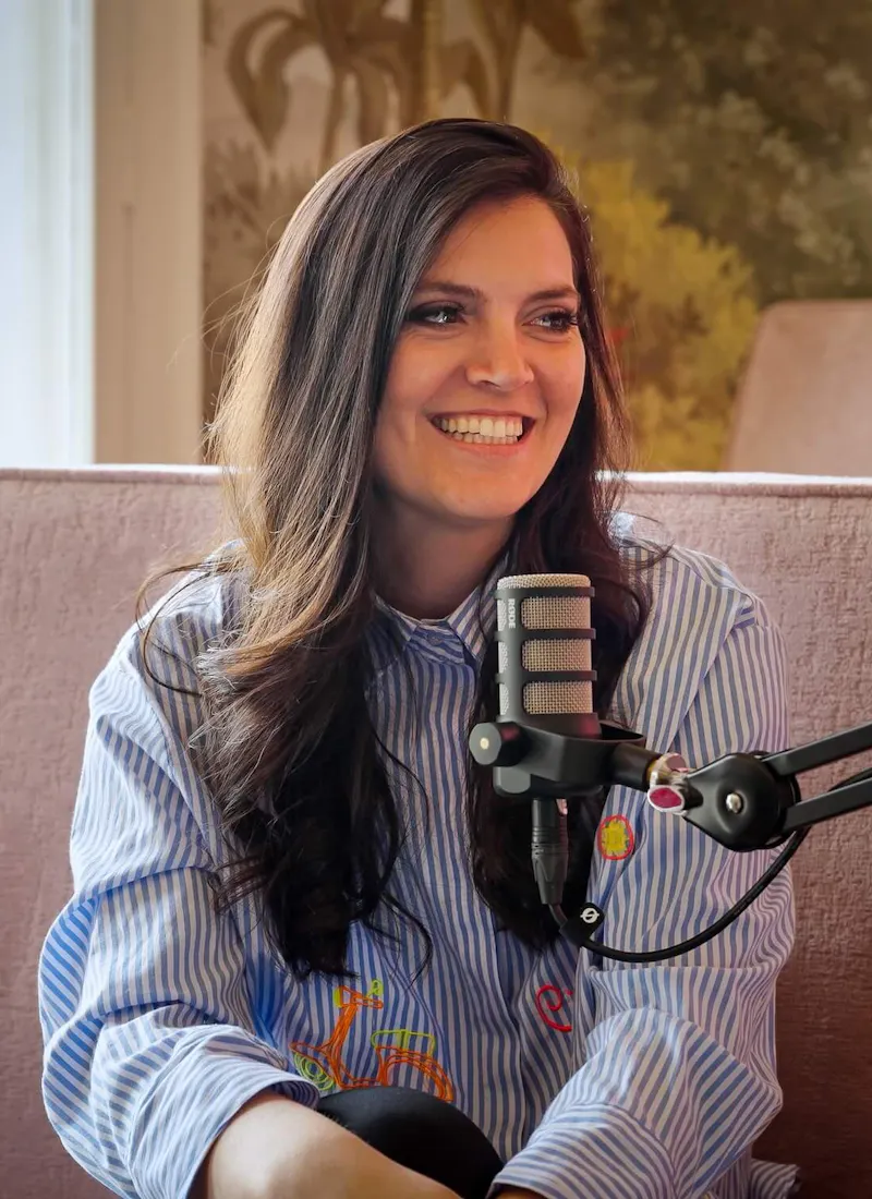 Swetlana, Head of Social Media bei Exportarts, bei einer Podcastaufnahme im Exportarts Büro