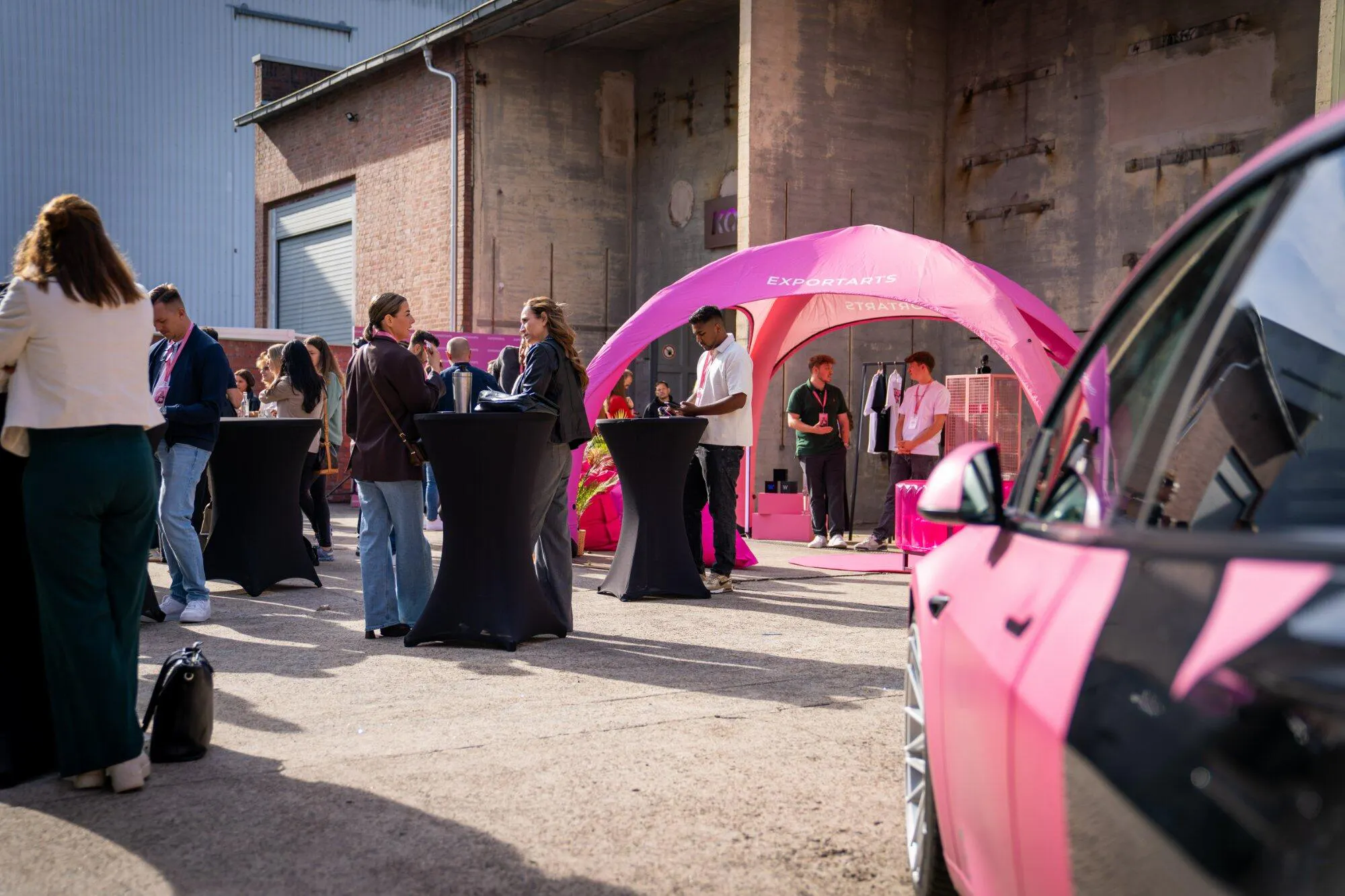 Außenbereich bei Kassels Online Marketing Event mit pinker Dekoration