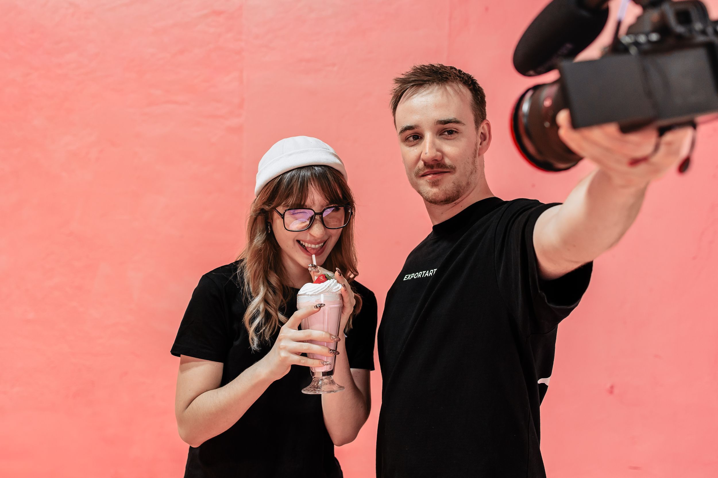 Zwei UGC-Creator filmen sich mit einer Kamera