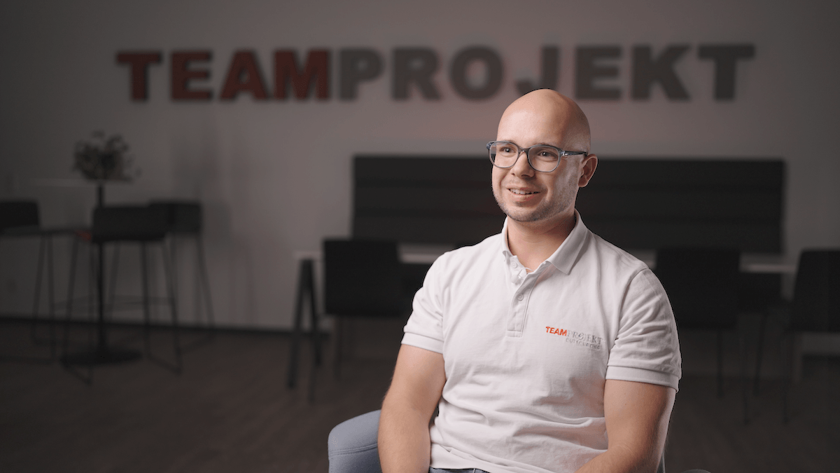 Marvin Maier von TEAMProjekt Outsourcing beim Testimonial-Dreh über die Zusammenarbeit mit Exportarts