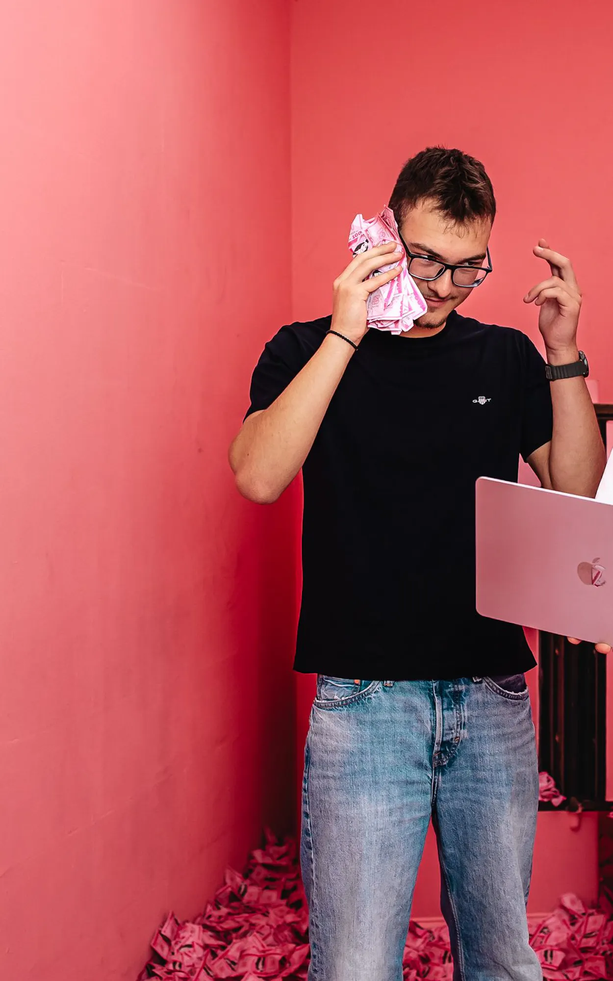 Zwei Mitarbeiter der Performance Marketing Agentur Exportarts mit pinkem Geld und Macbook in der Hand