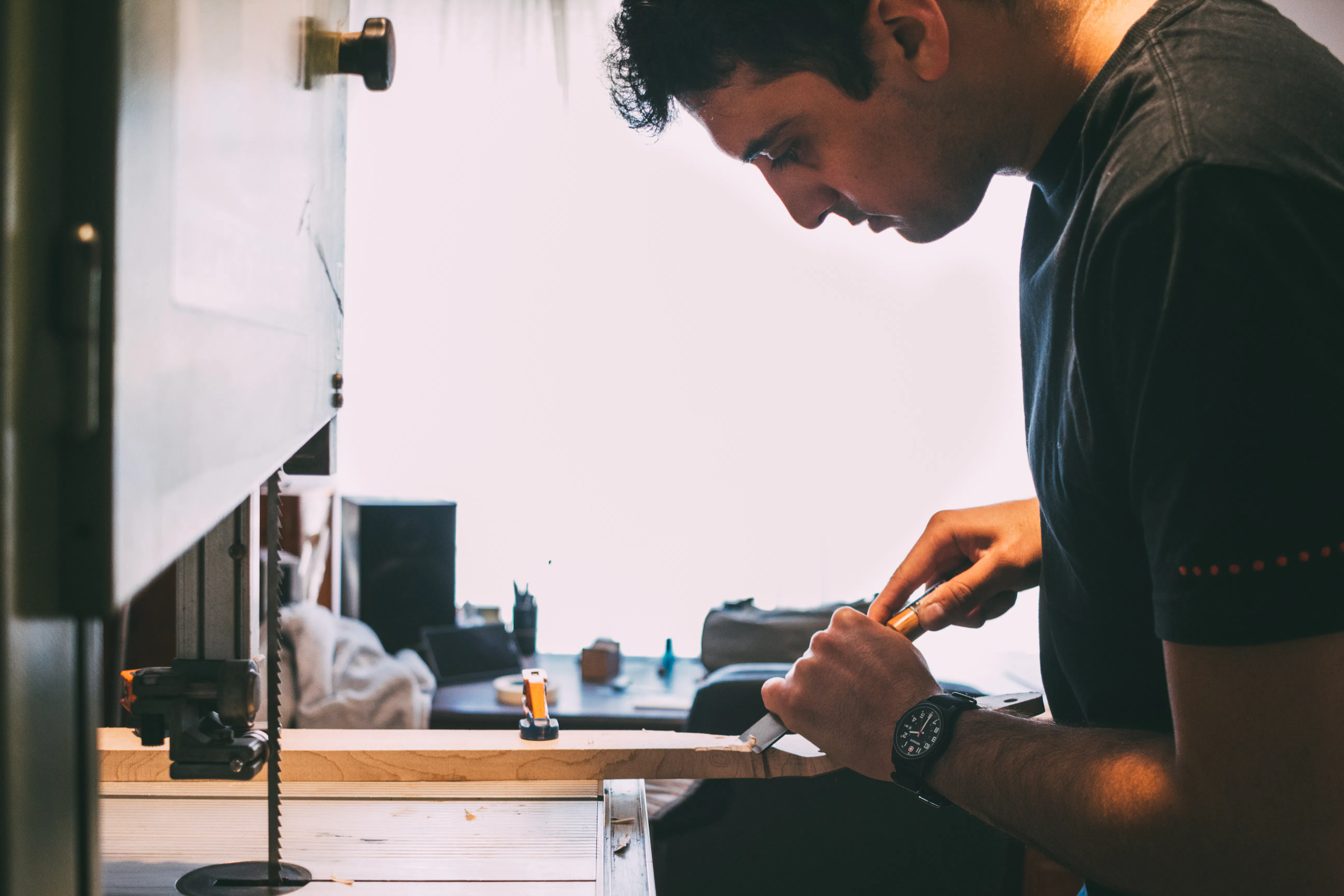 Alumnos aprendiendo a construir guitarras en el taller de lutería