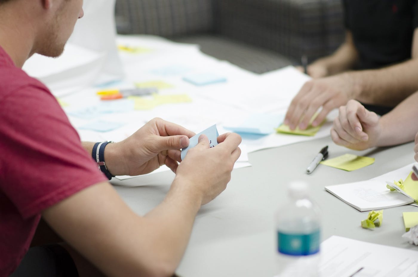Collaboration of Businesses and Experts at the FabLab: Stimulate Innovation and Knowledge Sharing.
