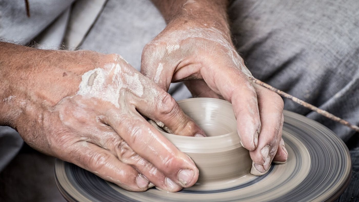 Personne faisant de la poterie dans un tiers-lieu. Découvrez comment les abonnements peuvent soutenir la créativité et l'engagement des membres.