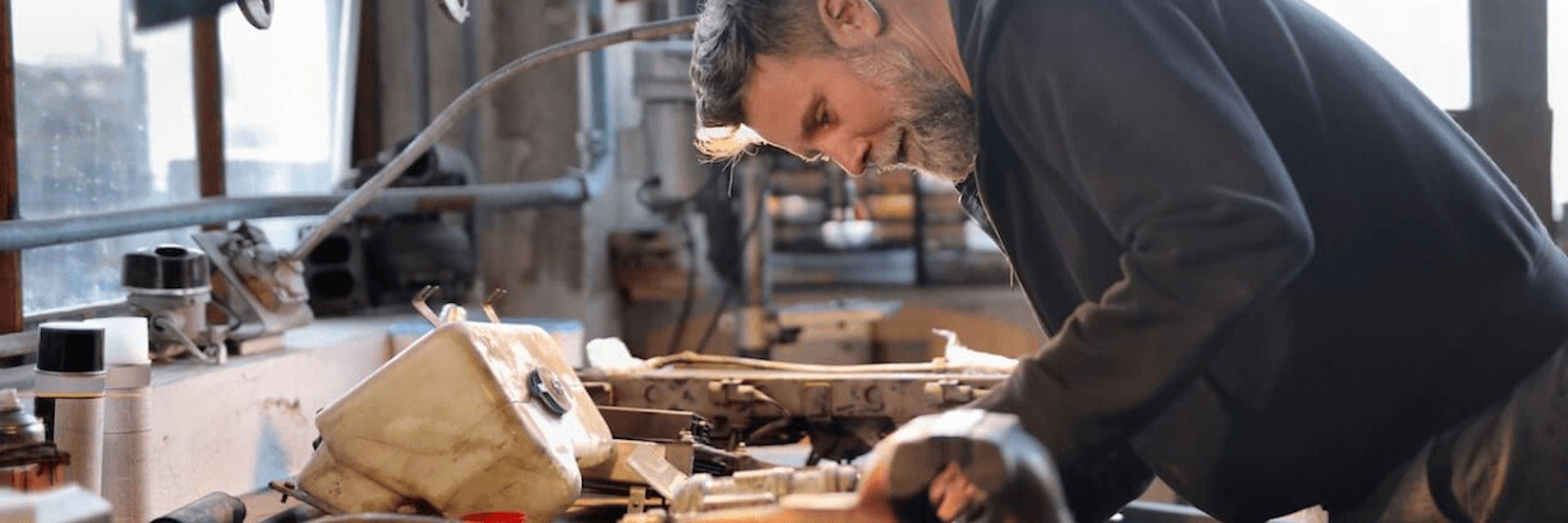 Personne bricolant dans un atelier de tiers-lieu. Explorez les avantages des abonnements pour faciliter l'accès aux équipements et encourager la participation