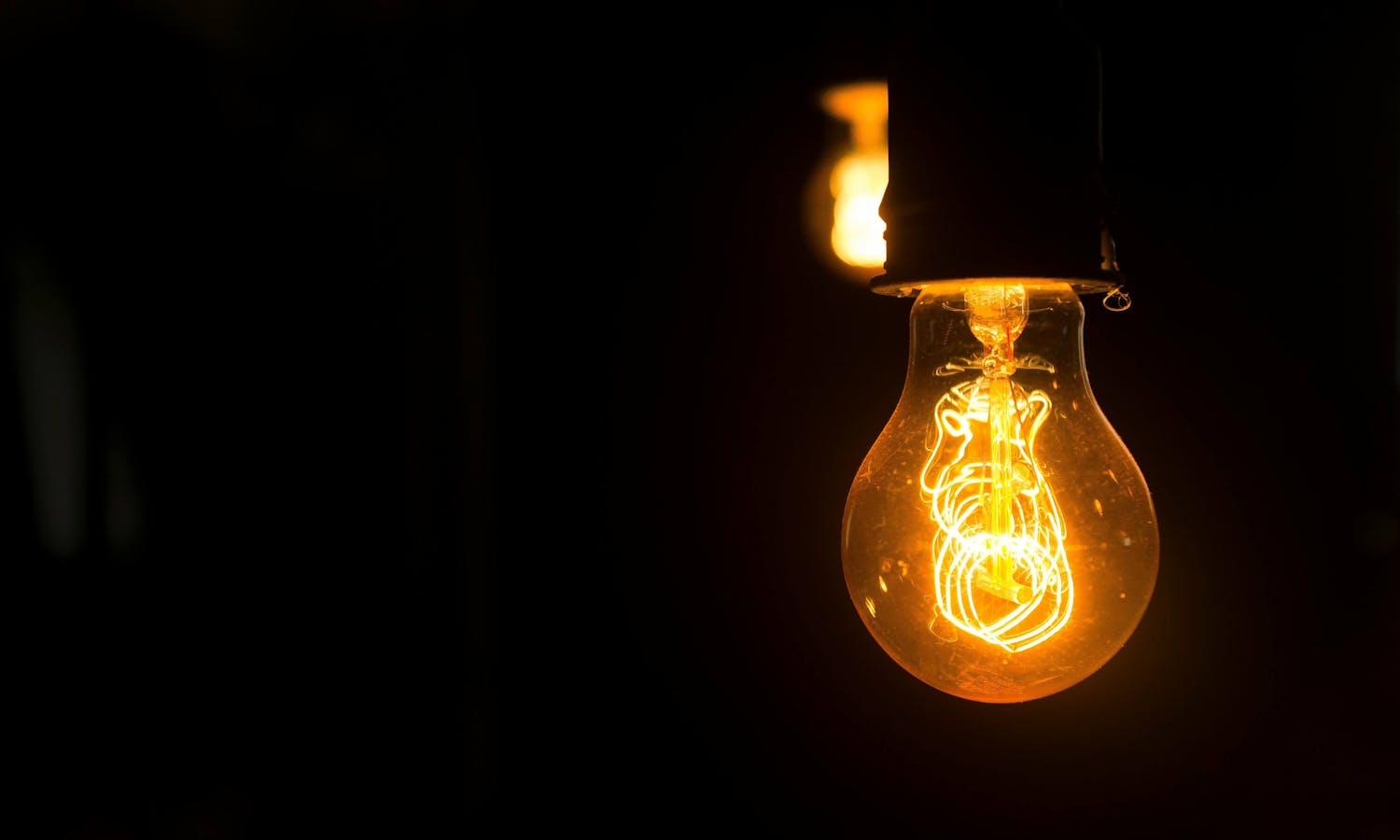 Une ampoule lumineuse symbolisant l'innovation et la créativité dans les fablabs et les tiers-lieux.