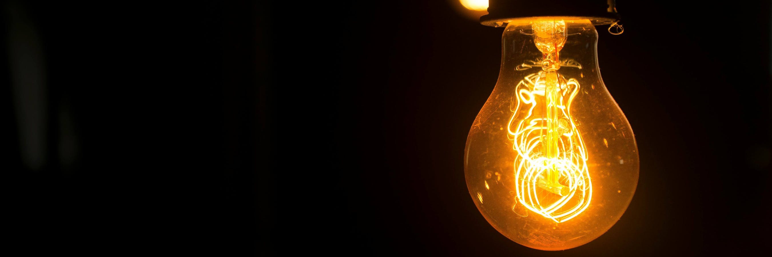 Une ampoule lumineuse symbolisant l'innovation et la créativité dans les fablabs et les tiers-lieux."