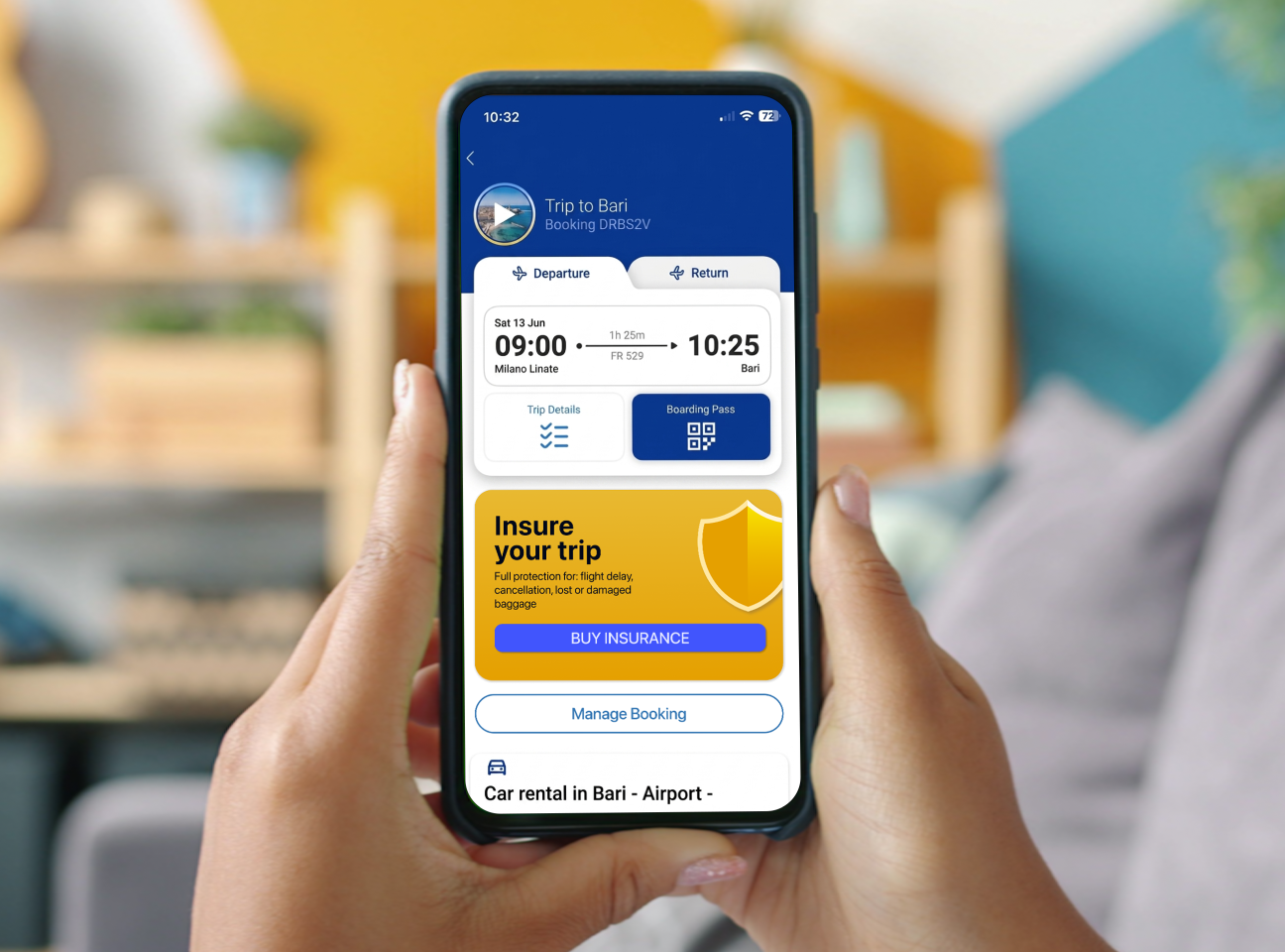 Smartphone che mostra una prenotazione ferroviaria per Bari con un'offerta di assicurazione di viaggio integrata.
