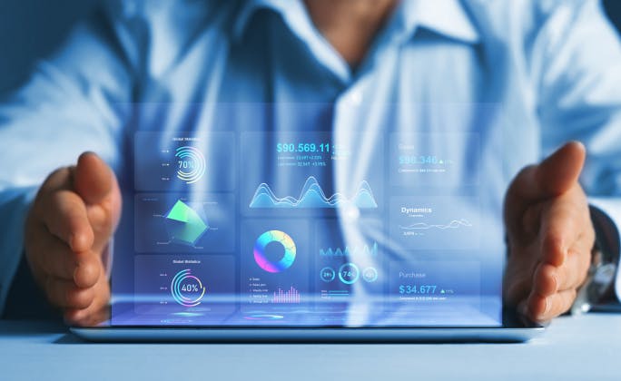 Immagine di una dashboard aziendale futuristica con immagini e grafici in sospensione su un tablet.