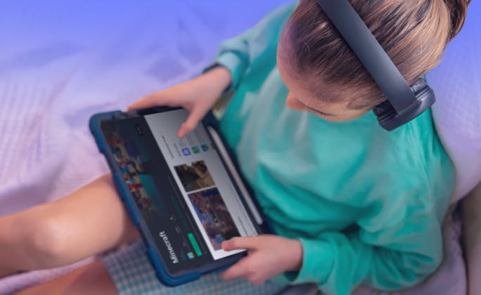 bambina che gioca col tablet