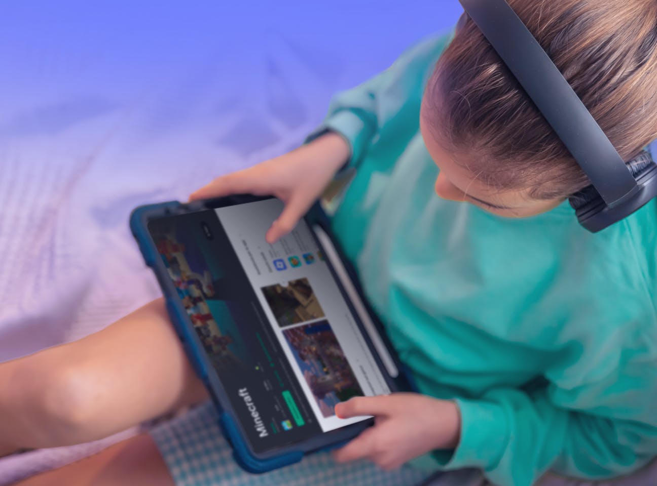 bambina che gioca col tablet