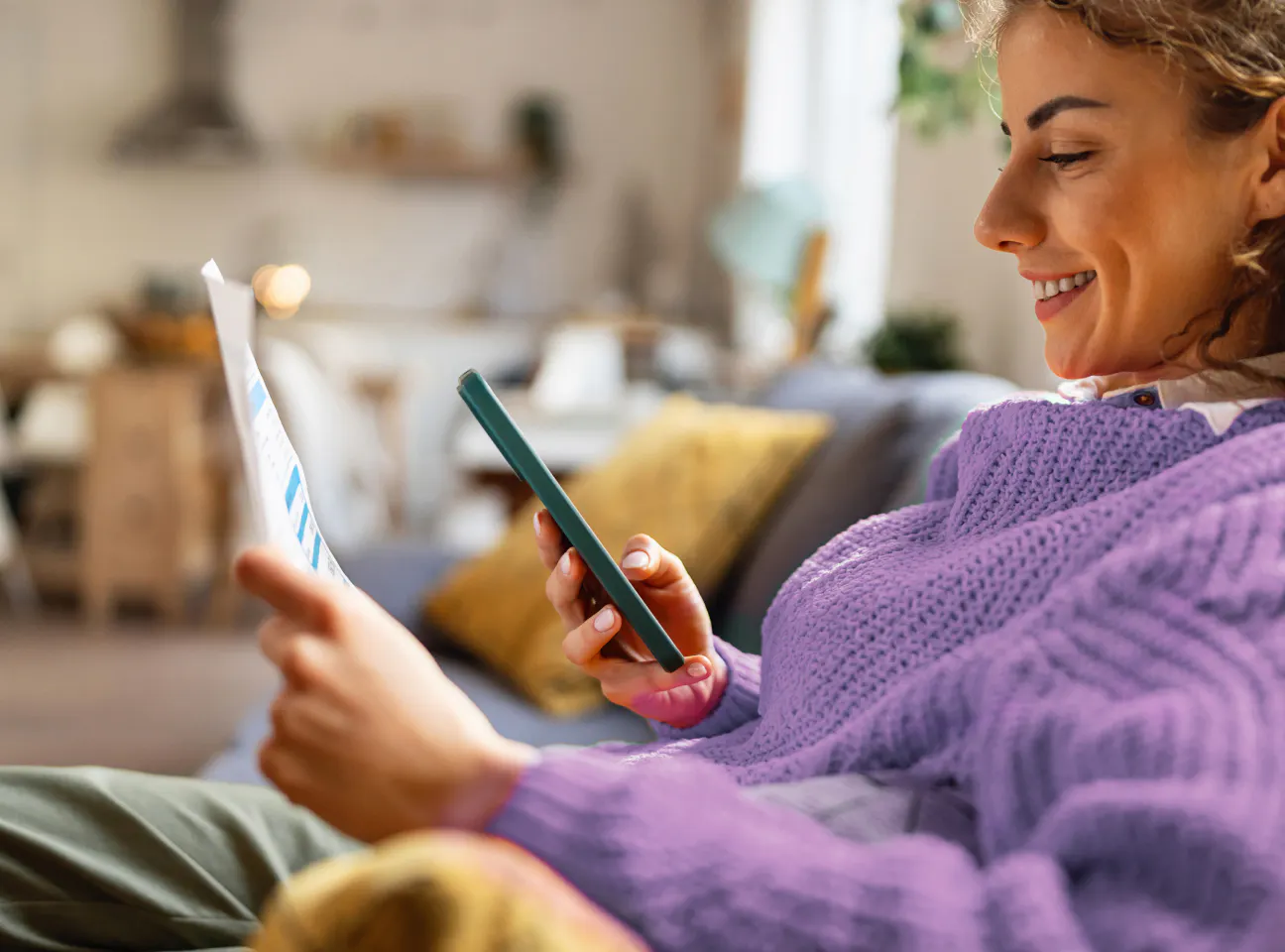 Ragazza che effettua un pagamento inquadrando un documento con lo smarphone