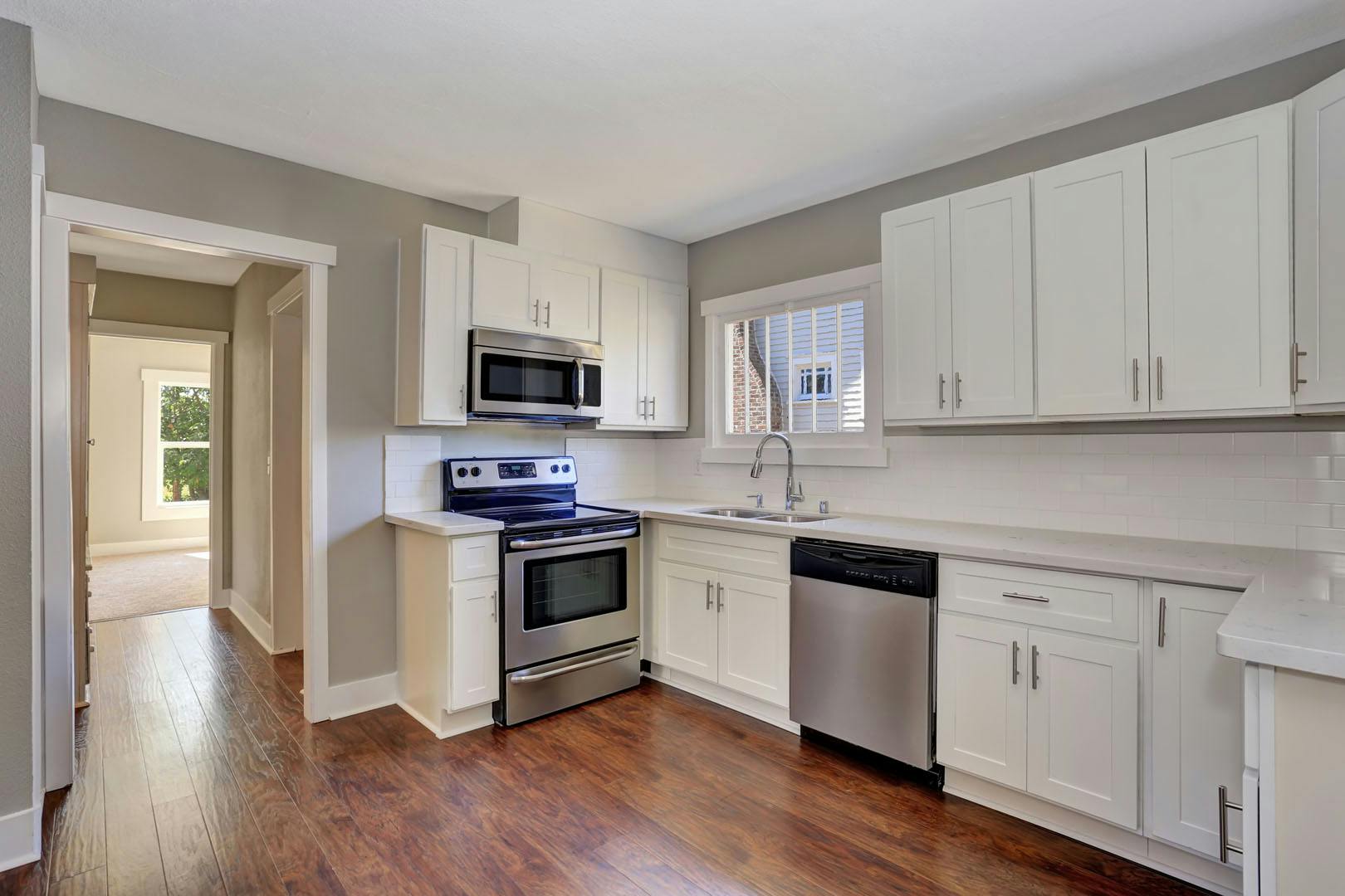 These L-shaped kitchens are all that your kitchen needs