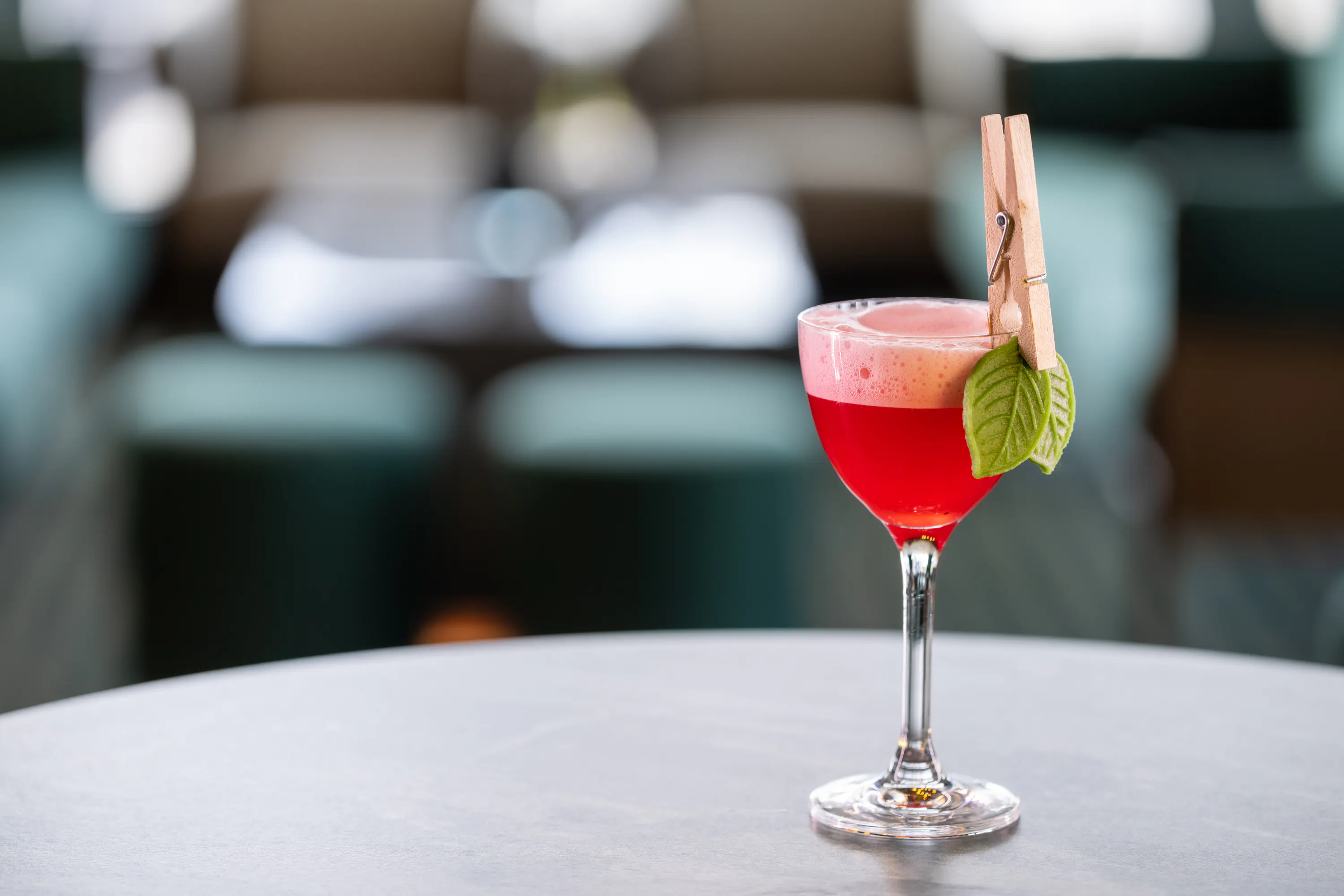 Drinkar Umeå – Upptäck Facit Bars kreativa cocktails och svenska spritsorter i hjärtat av Umeå.