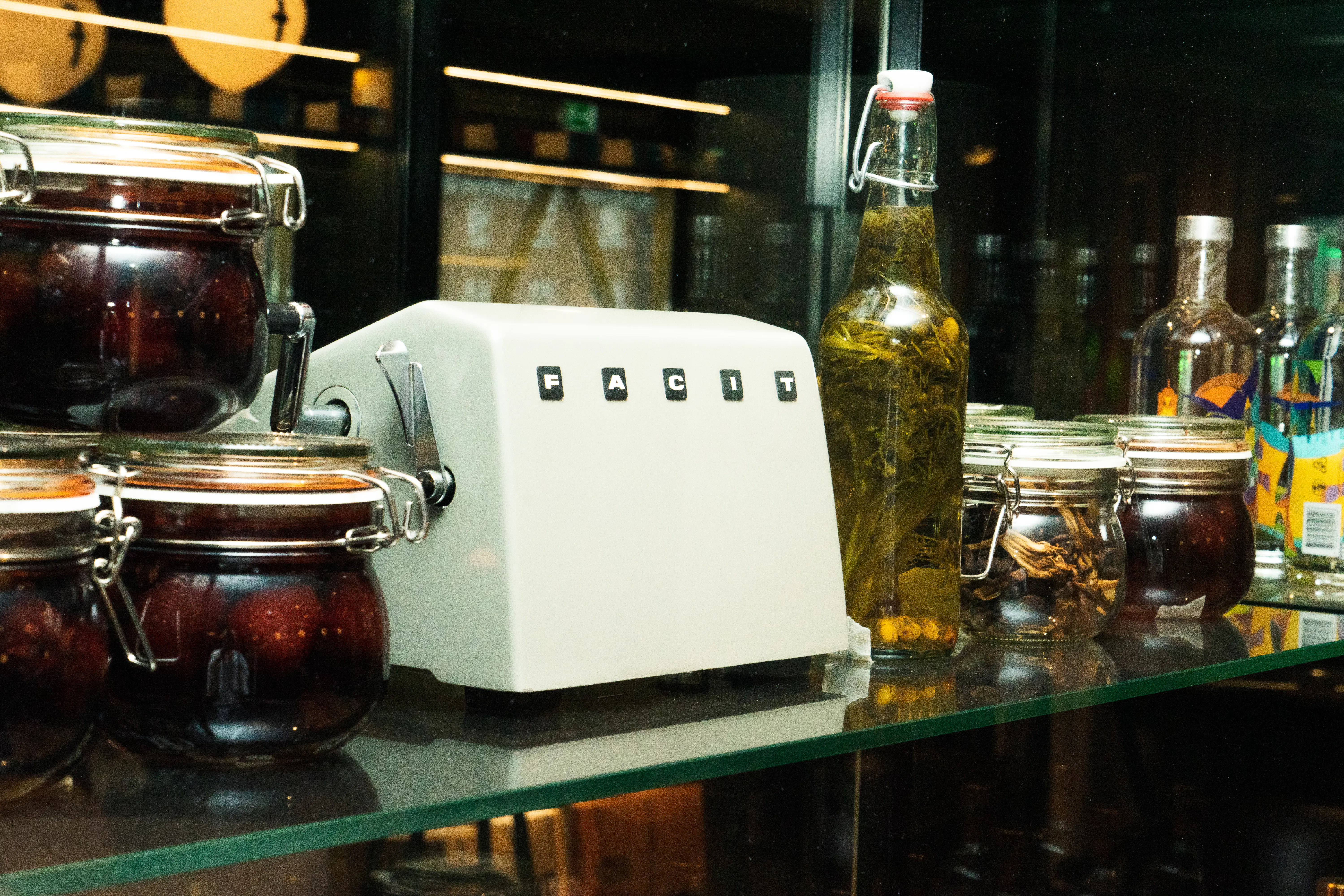 Facit Bar – en unik Umeåbar med svensk sprit, plankstek och festliga evenemang.