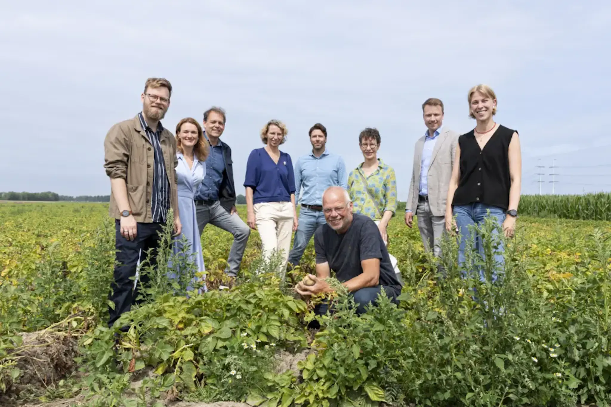 Bron foto: https://natuurenmilieu.nl/nieuws-artikel/eerste-resultaten-pilot-voor-minder-bestrijdingsmiddelen-veelbelovend/ Op de foto staan, van links naar rechts Rutger Westerhof (Natuur & Milieu), Esmée van Veen (Lidl), Peter Leendertse (CLM), Berthe Brouwer (Natuur & Milieu), Maurits Wösten (Lidl), Ellen Klein (CLM), Joost Renirie (Lidl). Imre ter Hedde (Lidl), Jan Ham (aardappelteler Gebr. Ham) 