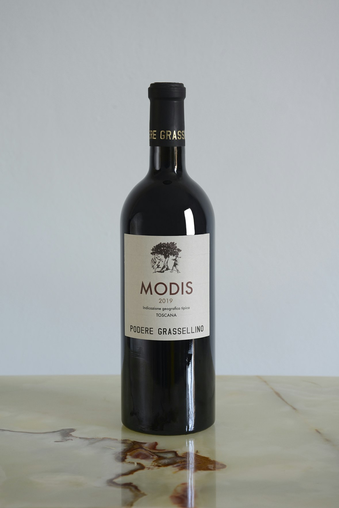 A bottle of red wine - Modis