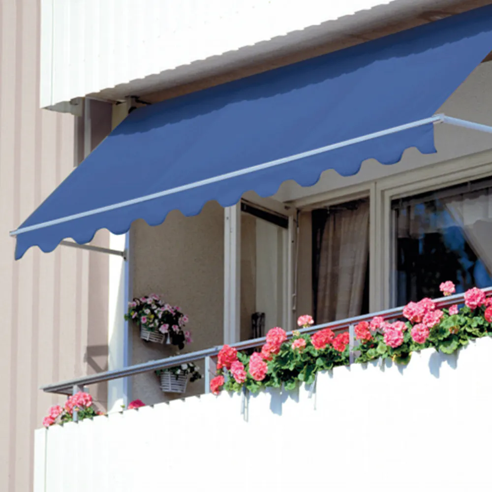 Blå terrassemarkise skjermes over en balkong, avskjermende sol og regn; balkongen har gelender og rader med rosa geranium i blomsterkasser mot lys fasade.